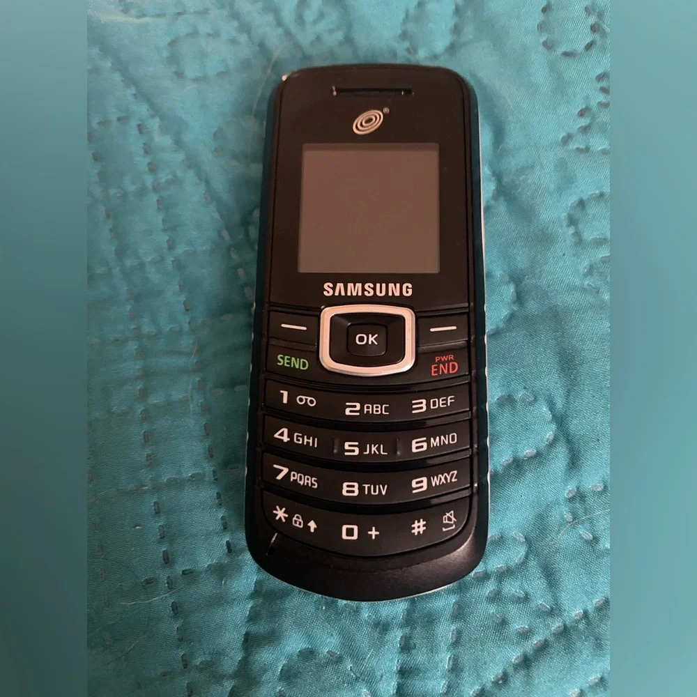 Vintage Samsung mobile from 2000. Tracphone. No battery but has SIM